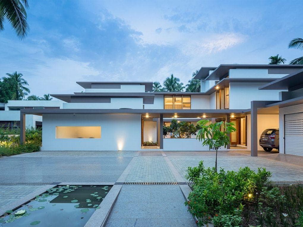 Contemporary villa exterior with a wide front courtyard